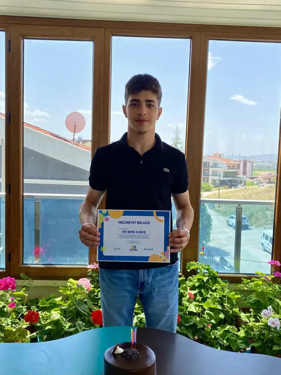 Mezuniyet belgesini gururla tutan başarılı öğrenci ve kutlama pastası – Botanik Özel Eğitim Merkezi Batıkent Ankara.